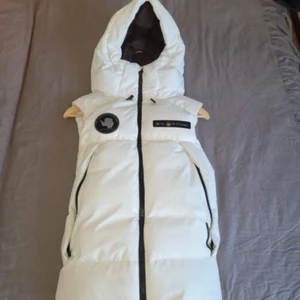 Sail Racing Väst - Pris i butik - 3500kr. Storlek M. 10/10 skick, knappt använd, ny och fräsch.