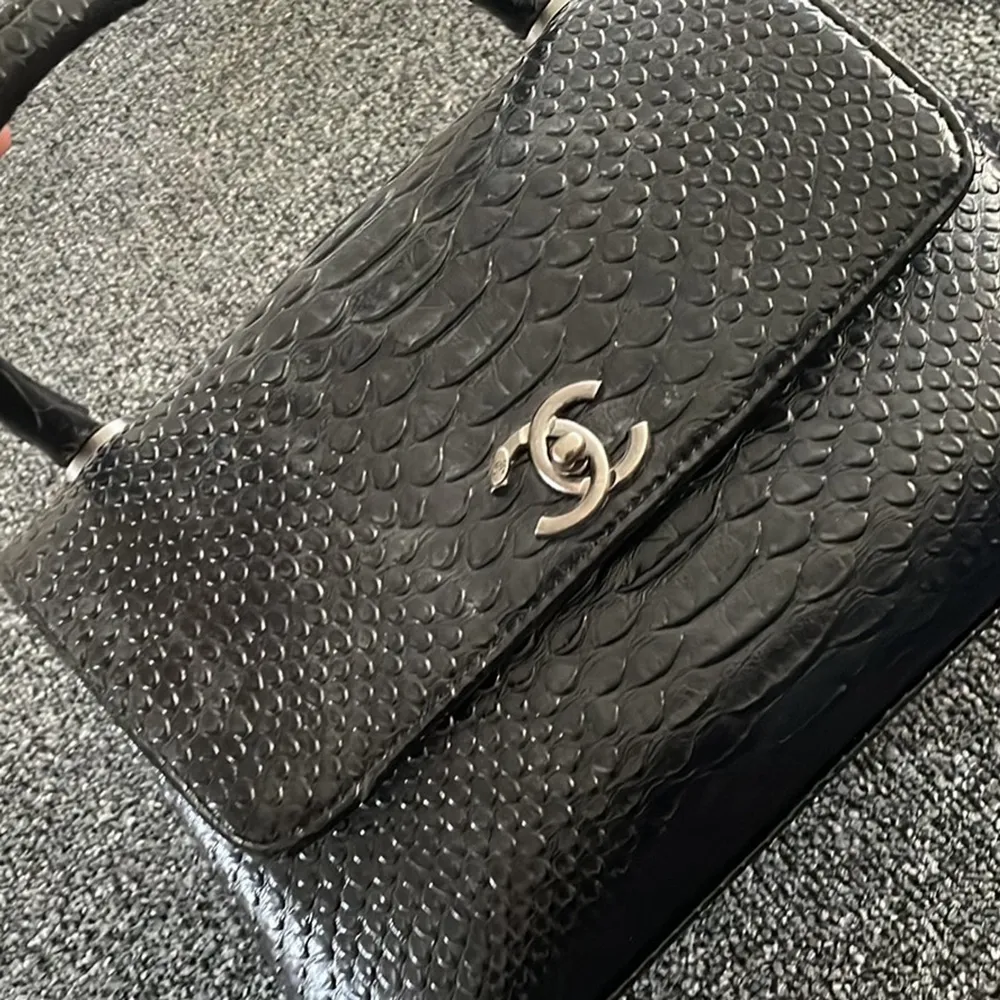 Säljer en Chanel väska för 700kr! Pris kan diskuteras . Väskor.