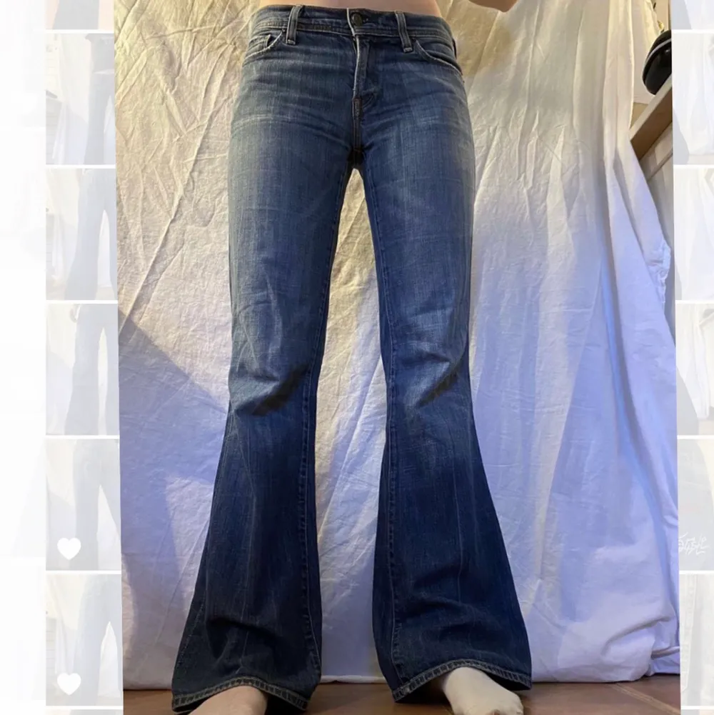 Så fina eftertraktade lågmidjade ljusa jeans! Coola fickor och nice modell men säljer då de är lite små för mig tyvärr. Modellen på bilden är ca 173cm lång och de släpar i marken för henne. Midjemåttet är 41cm och innerbenslängden är 84cm. Skriv vid frågor eller intresse!!💕💕. Jeans & Byxor.