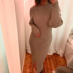 Stickad klänning i strl M - Säljer denna super fina beiga stickade klänningen med slits vid benet. Väldigt mjuk i materialet och i fint skick. Köptes i vintras på Gina tricot för 599kr och säljer nu för 249kr inklusive frakt!