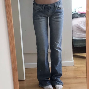 Diesel byxor  - Säljer nu dessa ursnygga lågmidjade diesel byxor i super skick. Midjemått ca 76 cm och innerbenslängd ca 85 cm. Sitter bra på min kompis som är på bilden och som har 34/36 i storlek och är 165 cm lång. Tveka inte att höra av dig privat ifall du har frågor. Budgivning från 240kr 🥰