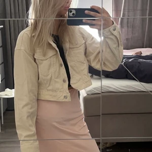 Beige jacka - Köparen står för frakten 