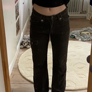 Bruna Manchesterbyxor - Bruna manchesterbyxor köpta second hand men perfekt skick. Storlek 38 true to size. Precis lagom längd för mig som är 164 men om man vill att de ska gå över skorna så passar de nog på 160 och nedåt. Möta upp i Stockholm Elr fraktar mot tilläggskostnad.