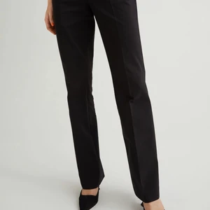 Byxa med pressveck  - Kostymbyxor från H&M i jätteskönt och stretchigt material. Helt nya med alla lappar kvar. Säljer pga fel storlek. Storlek 44 men passar 42 🤍 Köparen står för frakt! Nypris 299kr - mitt pris 150kr 🖤