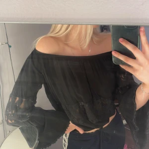 Blus - Svart blus köpt från Tessie, använd fåtal gånger. Går att ha både vanligt och off-shoulder🖤