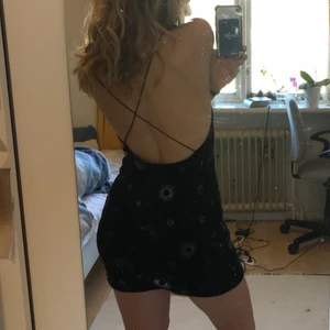 Svart partyklänning  - Sjukt snygg svart sammetsklänning med öppen rygg och små silvriga astrologidetaljer😍😍😍 Passar perfekt på fest eller liknande🕺 klänningen är i nyskick🕺🕺