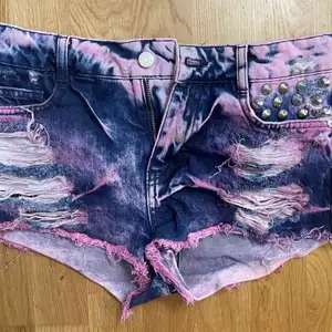 Knappt använda shorts i storlek 34 köpta på Gina Tricot 2012-2014 någon gång. Rosa och blå hint i jeanstyget. Häga i midjan men inte övedrivet korta där bak!