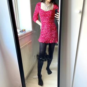 Somrig klänning från Zara - Jättesöt liten sommarklänning, passar perfekt till midsommar eller liknande. Dragkedja på sidan och knappar vid ärmarna. Jag är 166cm lång & bär normalt strl 32/XXS, klänningen sitter lite löst på mig framförallt i midjan men är något tightare över bysten & i armarna. 