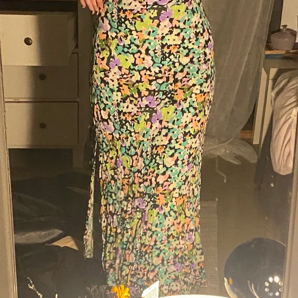 maxi kjol från lindex <3 användes sällan. köptes förra sommaren :) färgen och mönstret ser man tydligast i bild 3! jag är 163 cm för referens!. Kjolar.
