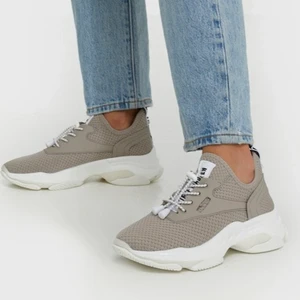 Sneakers Steve Madden - Säljer dessa sneakers från Steve Madden i färgen ”Taupe”. Använt men fint skick🤍