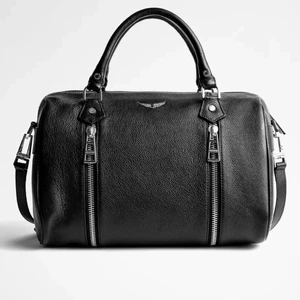 Zadig & Voltaire väska - Zadig & Voltaire väska i modellen sunny medium. Väskan är använd fåtal gånger och är i mycket bra skick. Köpt på Zalando för ca 2 år sedan. Dustbag och äkthetsbevis medföljer. Köpt för 4.800kr 🤍✨ bilder är lånade, hör gärna av dig om andra bilder önskas. Pris kan diskuteras vid snabb affär 