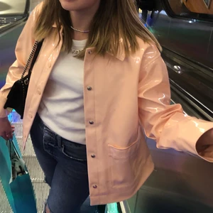 Jacka - Skitsnygg jacka som är använd typ 2ggr, funkar även som regnjacka. Storlek Xs men passar även mig som är en S då den är oversized. Köpt på weekday