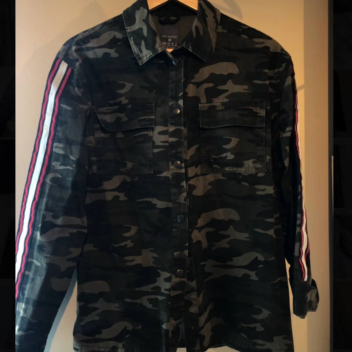 Jacka i kamouflage mönster i 2XS