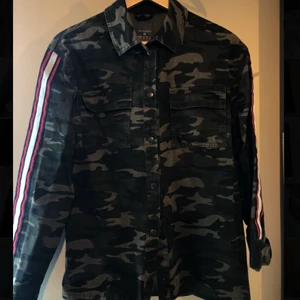 Jacka i kamouflage mönster i 2XS - Grön jacka i kamouflagemönster i storlek 2XS, men mer som en oversized xs. Från primark och knappt använd 😊  