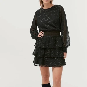 Svart volangklänning - Nypris 500kr på gina. Gammal modell så tror inte den säljs längre. Såå fin men kommer inte till användning💕💕 Passar fler storlekar!! Skriv pm för fler bilder:)