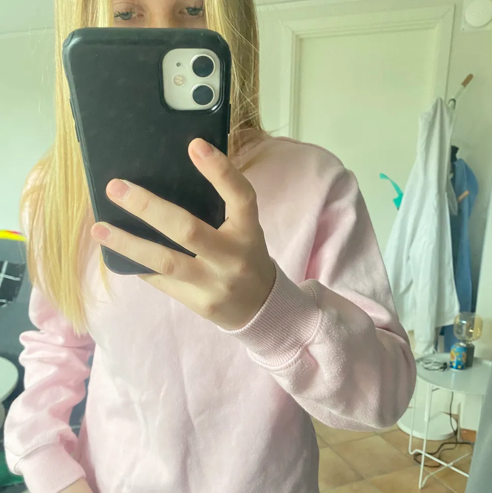 sweatshirt från hm i finaste ljusrosa färgen! Den är i väldigt bra skick 💗. Tröjor & Koftor.