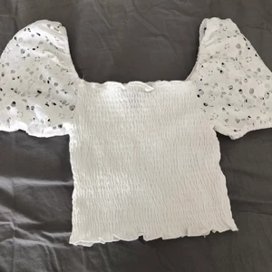 Sommartopp - En jätte fin sommartopp som bara använts två gånger.🤍 Den är ifrån barnavdelningen och är i storleken 140/146, men skulle säga att den är som en XXS i storleken! Jättefin till sommaren! Köparen står för frakten.🤍