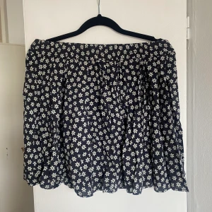Kjol  - Blommig kjol från Brandy Melville. Jag har aldrig använt den men den är köpt second hand, skulle dock säga att den är bra skick! 💕 Köparen står för frakten! 💕