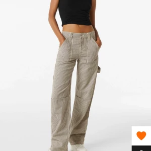 Bershka - Bershka stripped worker byxor. Storlek 36, Köptes i rhodos men tyvärr för små för mig. Aldrig använt! Endast provat💕💕💕