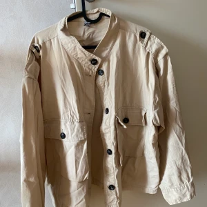 Jacka - Jacka i beige, storlek L. Köparen står för frakten 💓