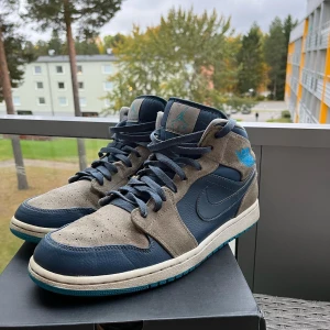 Jordan 1 Retro mid slate - - 899kr - Size 45 - Powder blue/Wolfgrey - Varan är i väldigt bra skick!  Crease skydd ingår!🤙  Vid köpintresse hör av er till oss i DM eller kommentarsfältet:) 