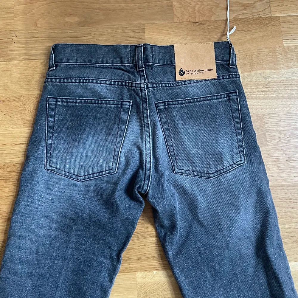 Helt nya lågmidjade jeans från acne.  Storlek: 26/32  Med prislappen på.  Nypris: 1900kr . Jeans & Byxor.