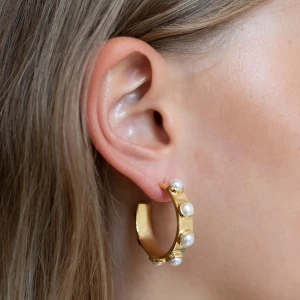 Funky Pearl Hoops / Pärlhoops - Guldiga hoops med pärlor, guldpläterat silver med sövattenspärlor. 29x29 mm i diameter.   Nypris: 3,490:-