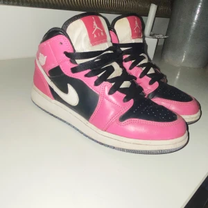Jordans mid rosa - Snygga jordans 1mid i rosa storlek 37,5 haft dom i ca 1 år men kommer inte till användning så använt dom endast ca 3/4 gånger 