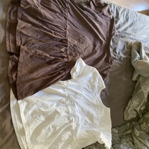 XS/S - Säljer dessa t-shirts samma tröja fast olika färg och olika strl🥰 100 kr st