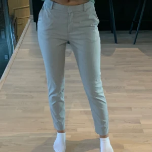 Ljusgrå kostymbyxor. - Ljusgrå kostymbyxor från H&M. I fint skick! Passar mig som i vanliga fall har storlek 36. Skriv för fler bilder eller andra frågor 😊. Köparen står för frakten. 