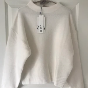 Stickad tröja - Stickad tröja från zara. Oanvänd med lapp kvar, nypris 379kr