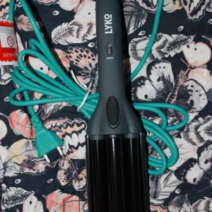 Vågtång Lyko - Säljer en vågtång som endast är provad. Köpt från lyko för 579kr. Säljer för 400kr plus frakt. Prioriterar smidiga och snabba affärer. Mvh Caroline 