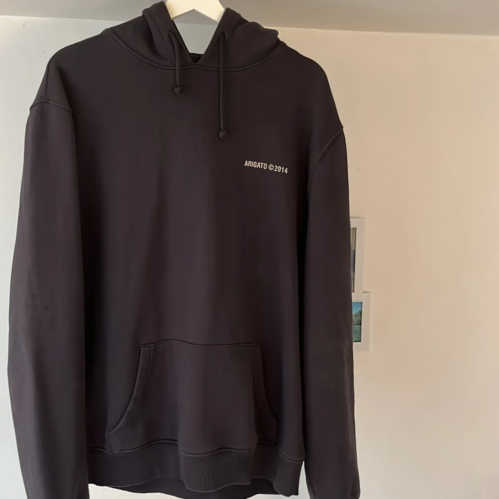 En mörkgråAxel Arigato hoodie i bra skick.  Lite slitna siffror men annars felfri. Tryck i reflex💡  Köpt för 1599kr 💰 Storlek L kan passa XL också  Köparen står för frakt🚛📦. Tröjor & Koftor.