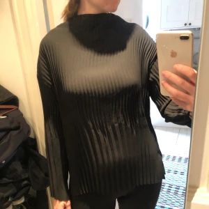 Svart plisserad blus Wera strl 36 - Svart plisserad blus från Wera med lite högre krage