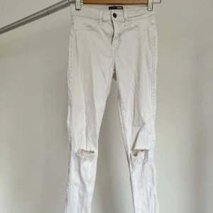 Rippad jeans  - Jeans med rip över knät från fashion nova 