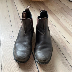 Blundstone strl 42 - Läder Blundstone skor i strl 42 (har själv strl 43 men de är lite stora i storleken) I bra skick, finns dock tecken på användning längst fram på skorna , se bild. 