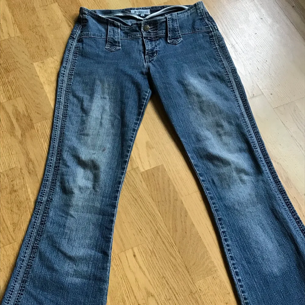 Så coola vintage jeans från 00-talet, lågmidjade & bootcut med rand-detalj på sidorna. Storlek w28 & skulle gissa att de passar ca 165-172 cm (lite långa på mig som är 163). Har liten fläck som nog går bort vid rätt behandling (syns knappt på). Jeans & Byxor.