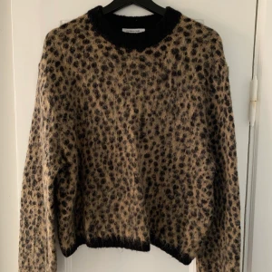 Stickad tröja - Säljer min fina mohair och ull tröja från & other stories med leoprint. Mycket fint skick och luddas inte. Strl S, 150kr 🫶🏼💕