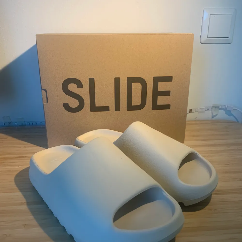 Säljer Yeezy Slide Bone‼️ storlek 42✅ kvitto och box finns✅Pris kan diskuteras✔️om vi har frågor är det bara att ställa👍🏼. Skor.