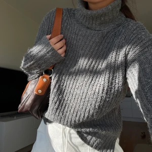 Grå stickad polo - En vardaglig stickad tröja, perfekt nu till hösten! Säljer pga har massa liknande 😇