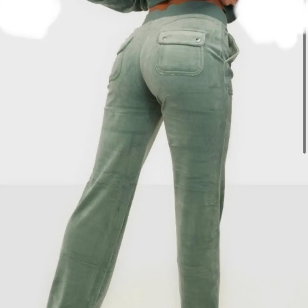 Säljer dessa superfina juciy couture byxorna i färgen grön! De är välidgt sparsamt använda, ca 4 gånger.❣️Frakt ingår ej❌Skriv vid intresse!. Jeans & Byxor.