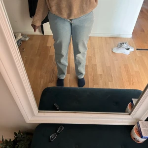 Ljusblåa jeans i storleken M  - Straight ljusblåa jeans i storleken M. Dessa jeans fick jag vilket betyder att jag inte vet vart de är ifrån. Ser inte så gammal ut och inte helt nya ut men ser rätt bra ut ändå. 