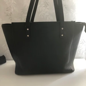 Don Donna Väska - Rymlig väska i bra skick, det ända är att banden är lite slitna som man kan se på bild 2 annars är den som ny💕Köparen står för frakten💕