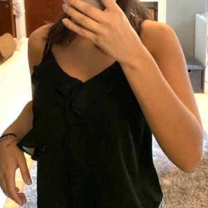 Linne från GinaTricot - Ett svart linne från GinaTricot i storlek 36.