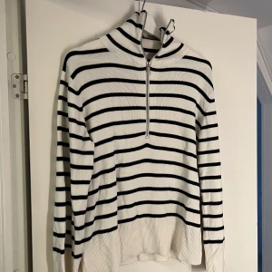 Randig tröja  - Super fin randig tröja med dragkedja. Passar till allt och är superskönt!