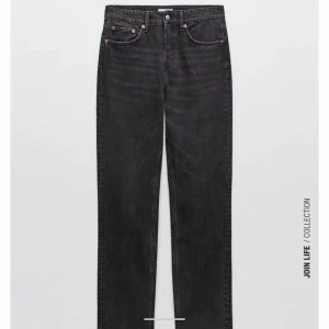 Svarta jeans - Säljer mina jeans från zara. Skriv för fler bilder Tryck ej på köp nu knappen!