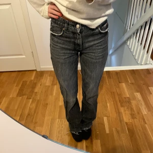 Zara jeans - Mörkgrå/svarta mid jeans från zara. Fint skick men säljer då de inte kommer till användning. Pris kan diskuteras!