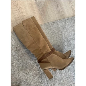 Stövlar - Boots med klack från massimodutti. Storlek 39, men passar snarare som en 38. 