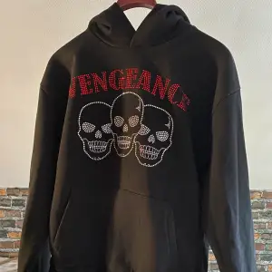 Röd Vengeance hoodie köpt på droppet från Detached London. Nypris 1280 kr. Använt en gång. I toppskick. 100% cotton, tåligt material. Oversized fit. För fler bilder eller mått kontakta mig :) 