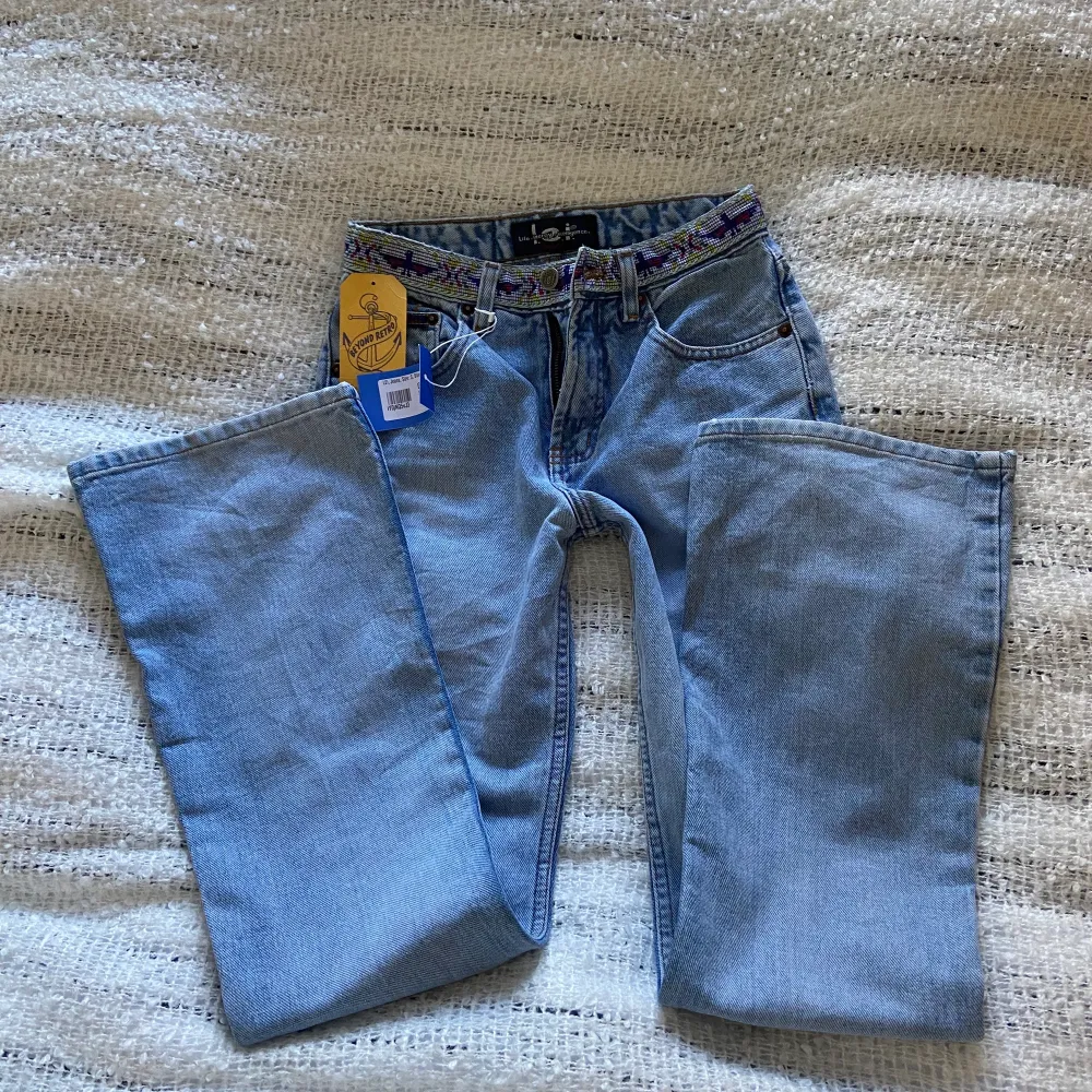 Innebenslängd: 81 cm. Midjemått storlek 25 jeansstorlek. Passar som en 26a skulle jag säga. Second hand men oanvända av mig. Prislapp kvar. Jeans & Byxor.